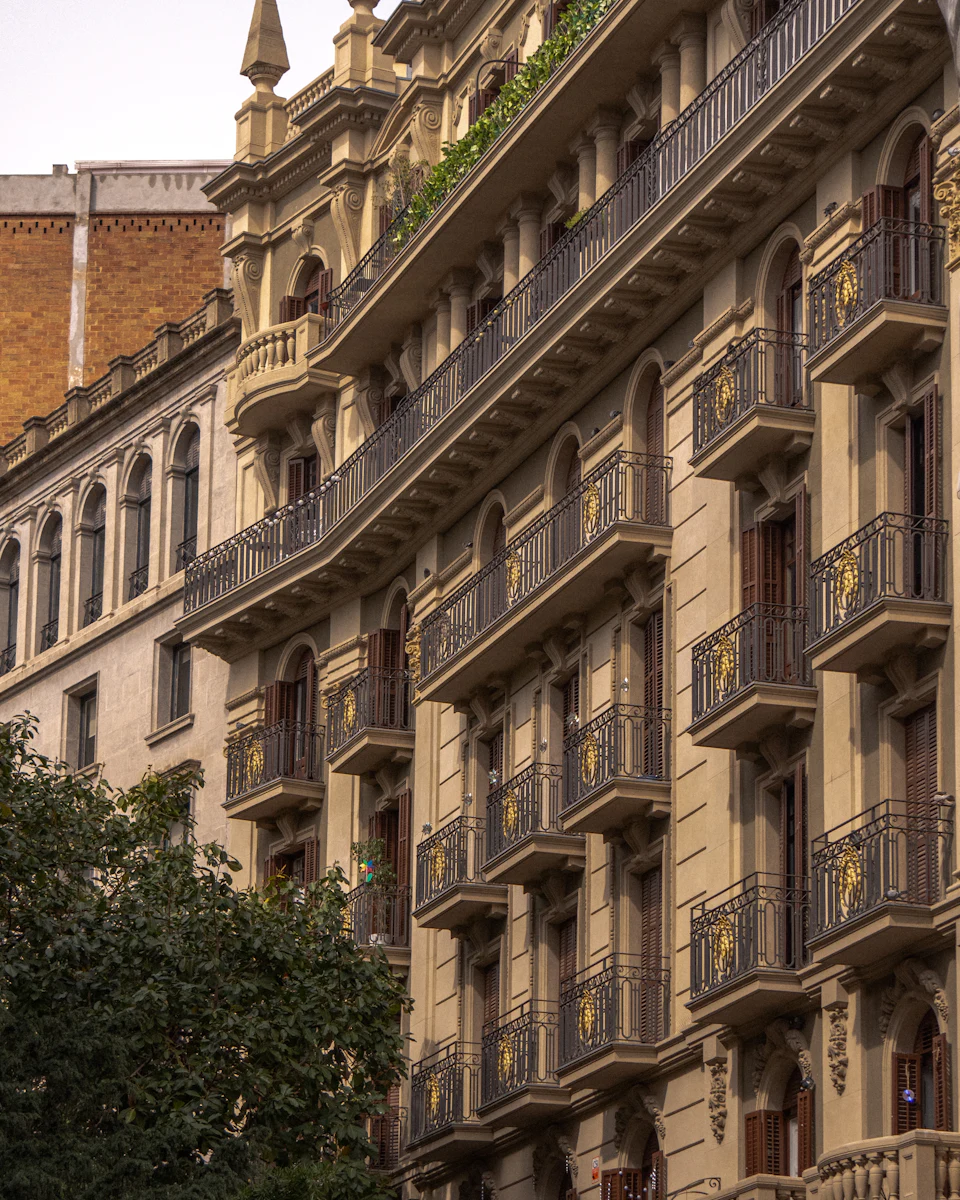 Façade d’un immeuble d’habitation avec balcons — un patrimoine immobilier qui se décide sur le long terme.