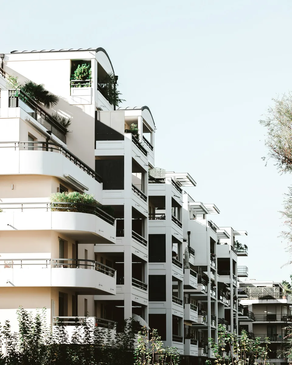Façana d’un edifici d’habitatges amb balcons — patrimoni immobiliari que es decideix a llarg termini.